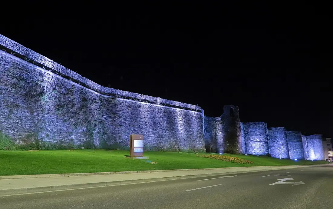 Muralla romana de Lugo al anochecer